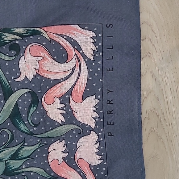 Perry Ellis Navy and Pink Scarf 100% Wool - Picture 4 of 6